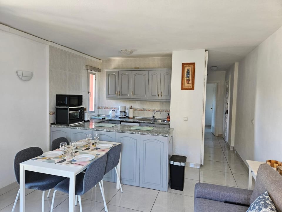 Kitchen or kitchenette, Dining area