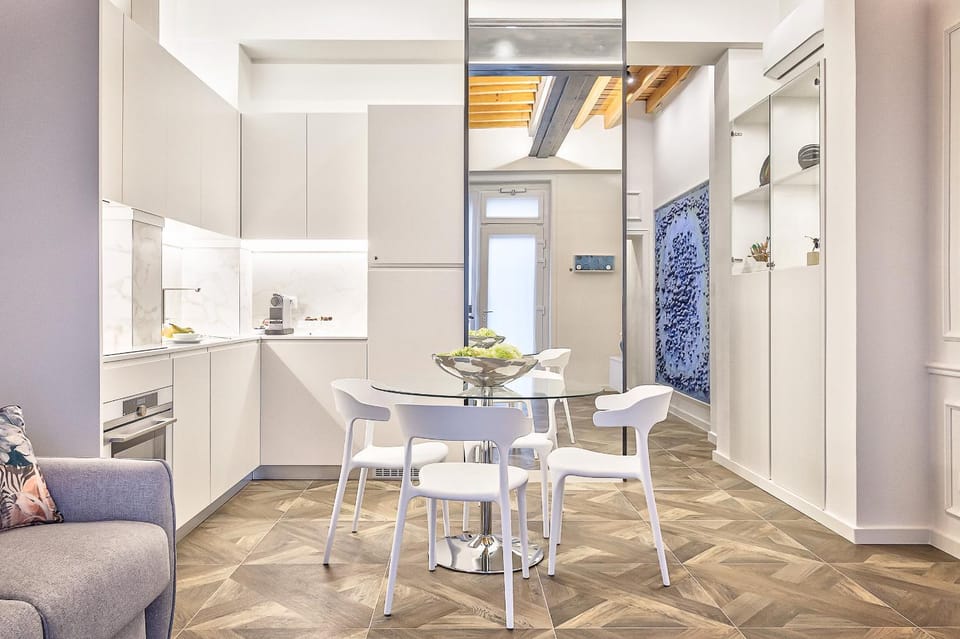 Kitchen or kitchenette, Living room, Seating area, Dining area