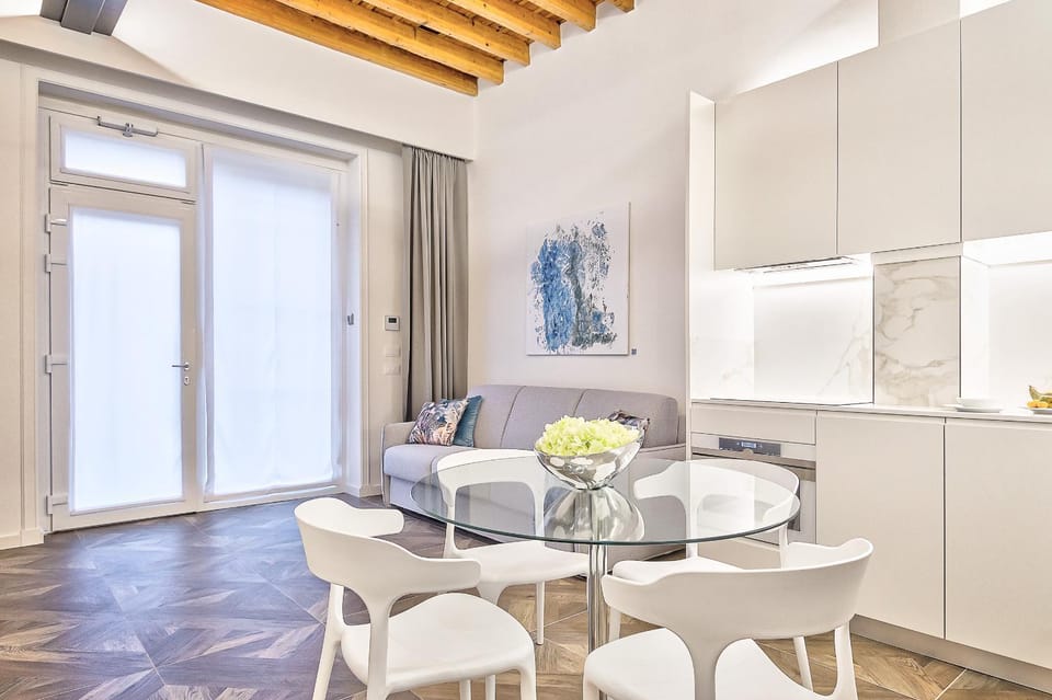 Kitchen or kitchenette, Living room, Seating area, Dining area