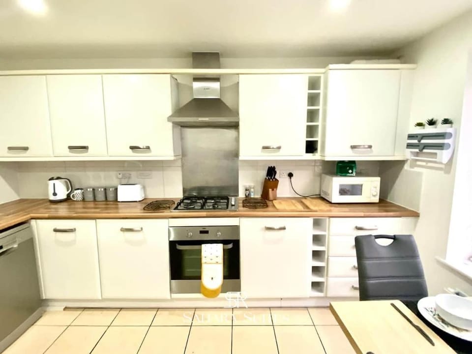 4 Bed House with Driveway Parking for 2 Cars - Rugby - Sleeps 10! Perfect for groups! House in Rugby