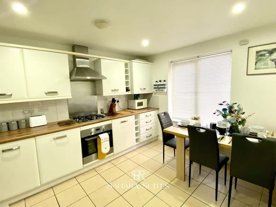 4 Bed House with Driveway Parking for 2 Cars - Rugby - Sleeps 10! Perfect for groups! House in Rugby