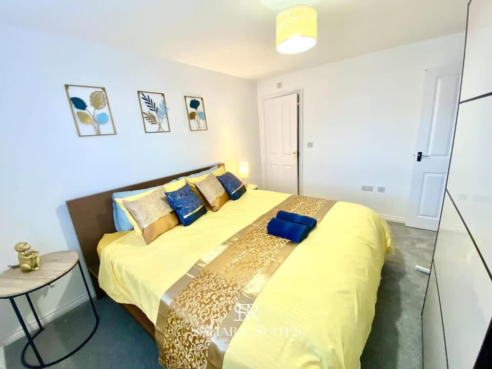 4 Bed House with Driveway Parking for 2 Cars - Rugby - Sleeps 10! Perfect for groups! House in Rugby