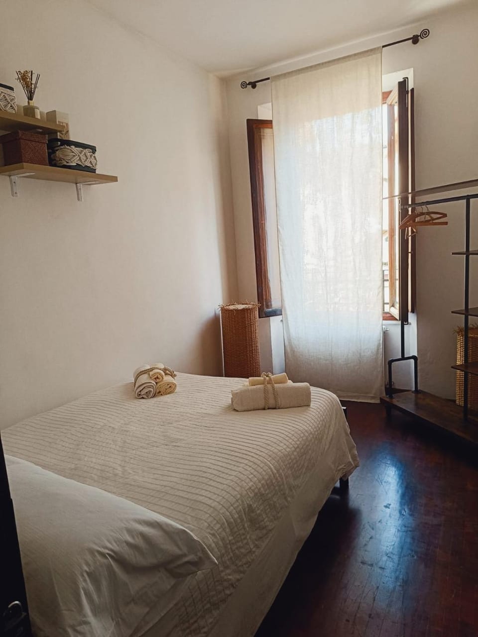 Bed, Photo of the whole room, Bedroom, towels