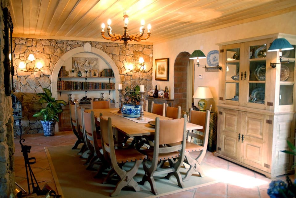 Day, Decorative detail, Seating area, Dining area