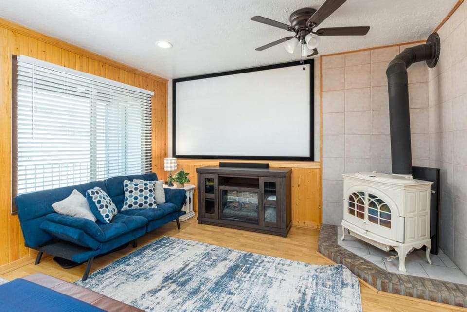 TV and multimedia, Living room, Seating area, Evening entertainment