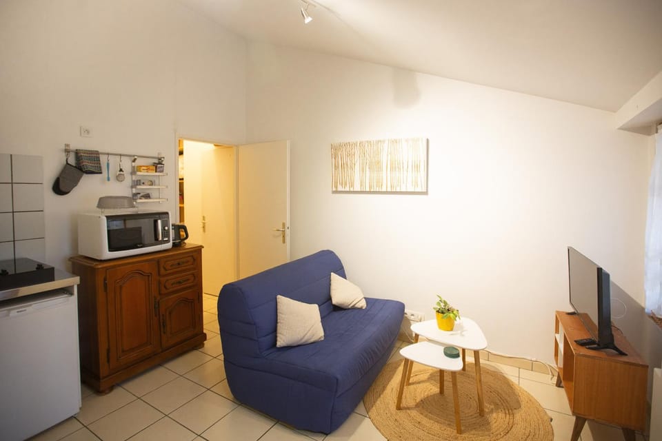 TV and multimedia, Kitchen or kitchenette, Living room, Seating area, Dining area, oven, stove
