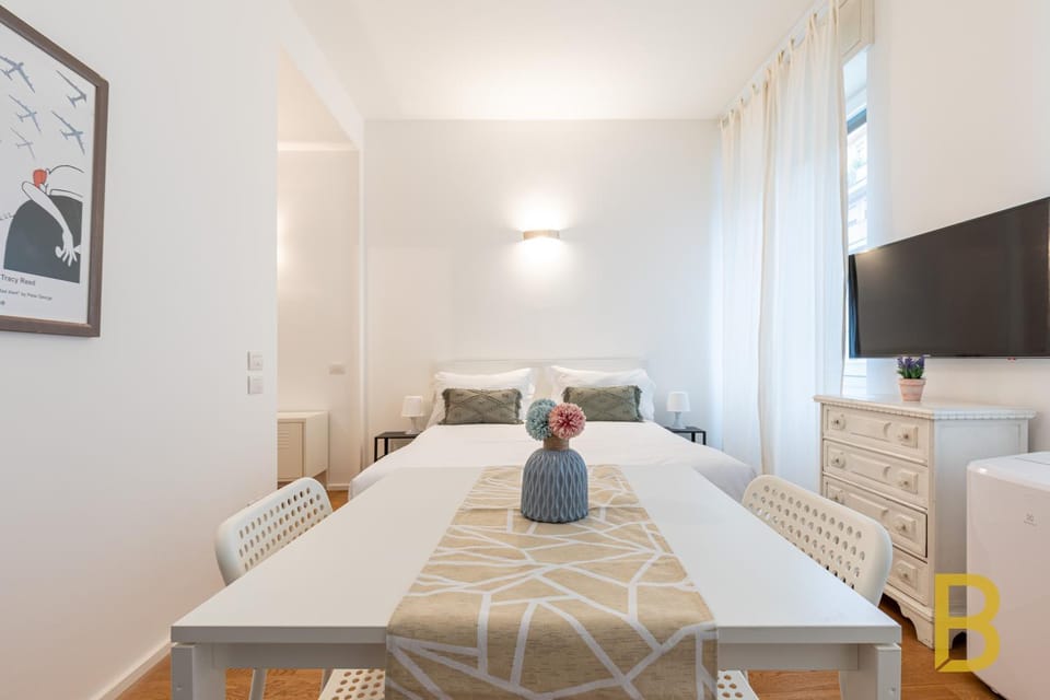 Bed, TV and multimedia, Photo of the whole room, Dining area, Bedroom