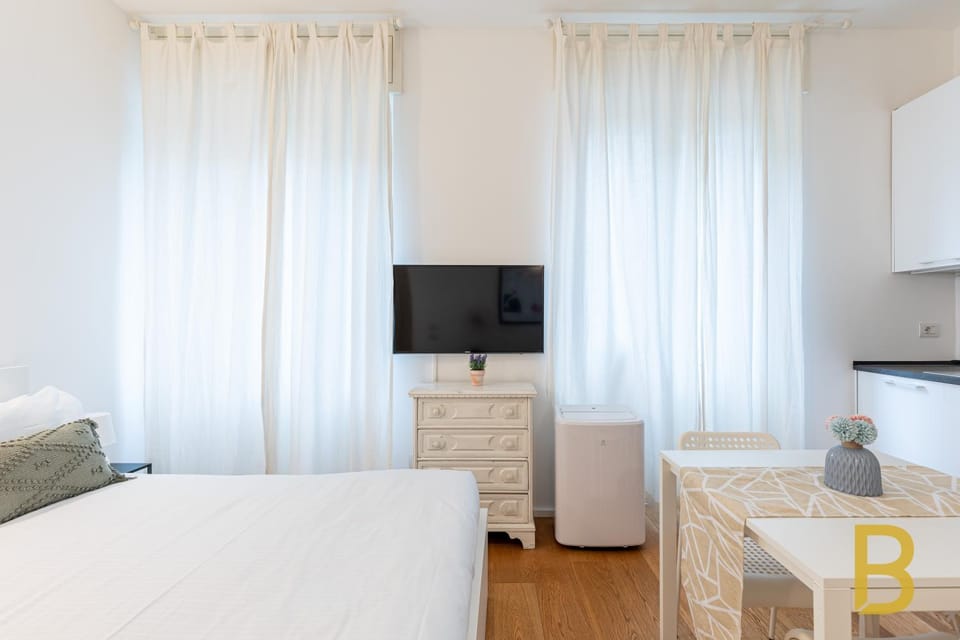 Bed, TV and multimedia, Kitchen or kitchenette, Photo of the whole room, Dining area, Bedroom
