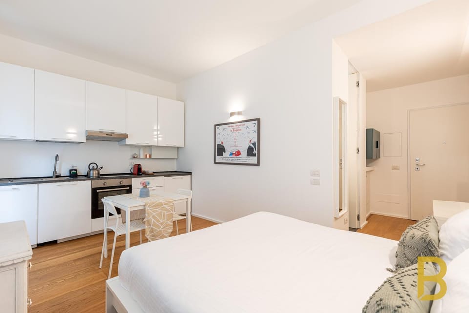 Bed, Coffee/tea facilities, Kitchen or kitchenette, Photo of the whole room, Dining area, Bedroom, oven, stove