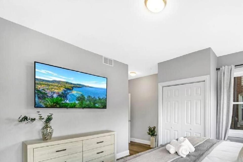 Spacious Haven - 8-Minutes to Chicago - Sleeps 10 Apartment in Forest Park