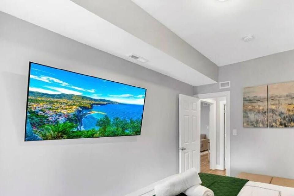 Spacious Haven - 8-Minutes to Chicago - Sleeps 10 Apartment in Forest Park