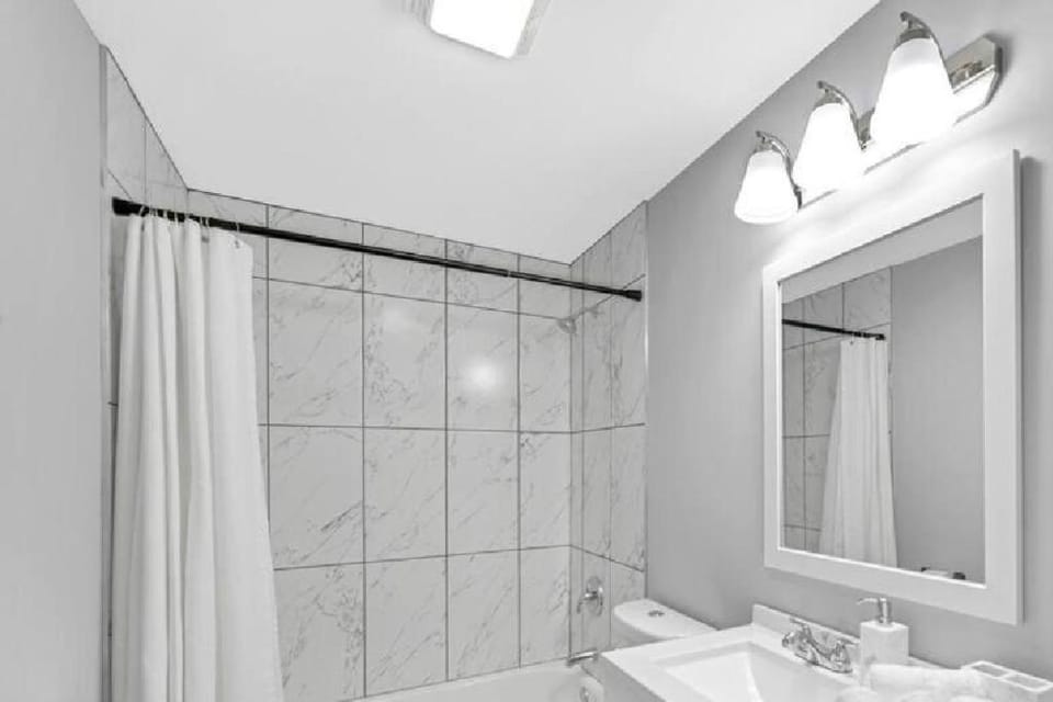 Spacious Haven - 8-Minutes to Chicago - Sleeps 10 Apartment in Forest Park