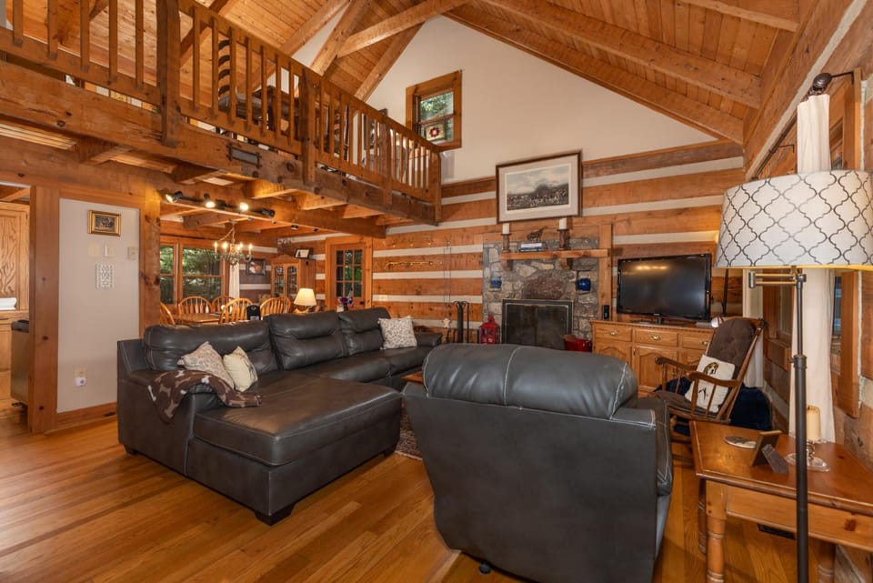 Hounds Retreat House in Watauga