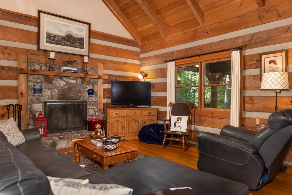 Hounds Retreat House in Watauga