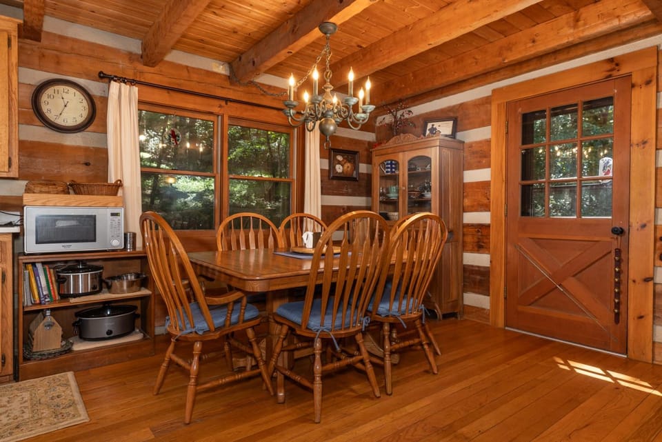 Day, Garden, TV and multimedia, Kitchen or kitchenette, Seating area, Dining area, furniture, microwave