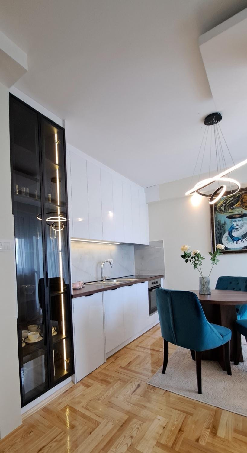 Kitchen or kitchenette, dishwasher, oven