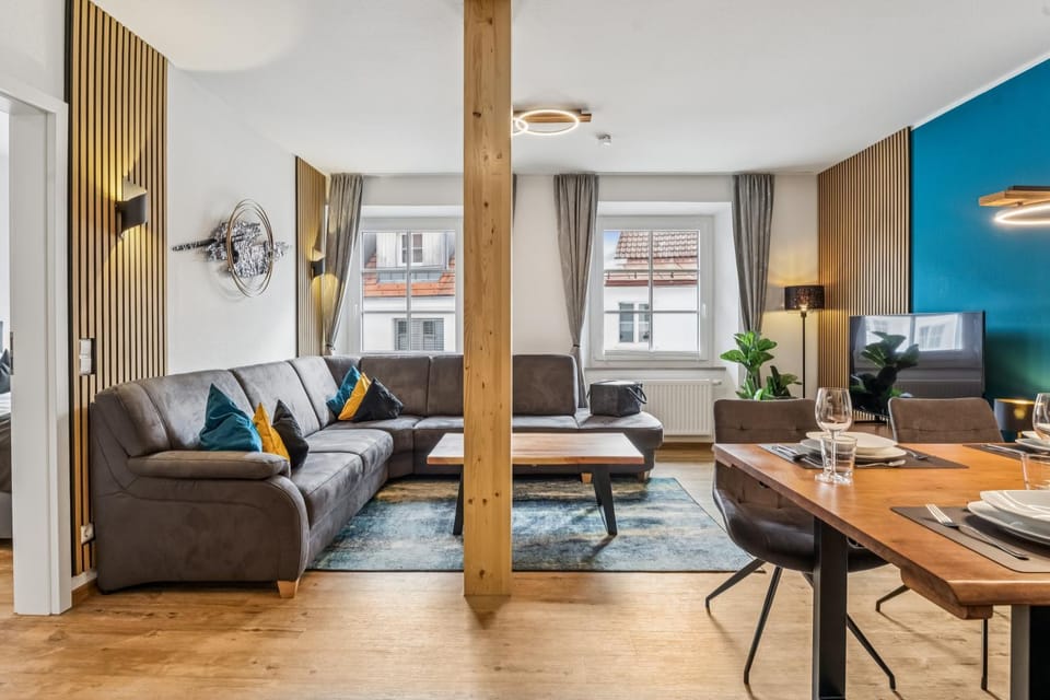 TV and multimedia, Living room, Seating area, Dining area