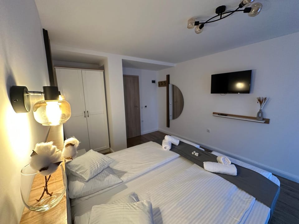 Bed, TV and multimedia, Photo of the whole room, Bedroom, towels