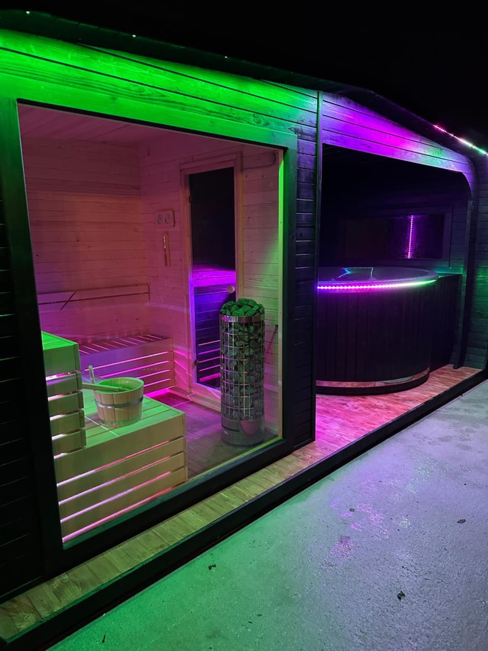 Hot Tub, Sauna