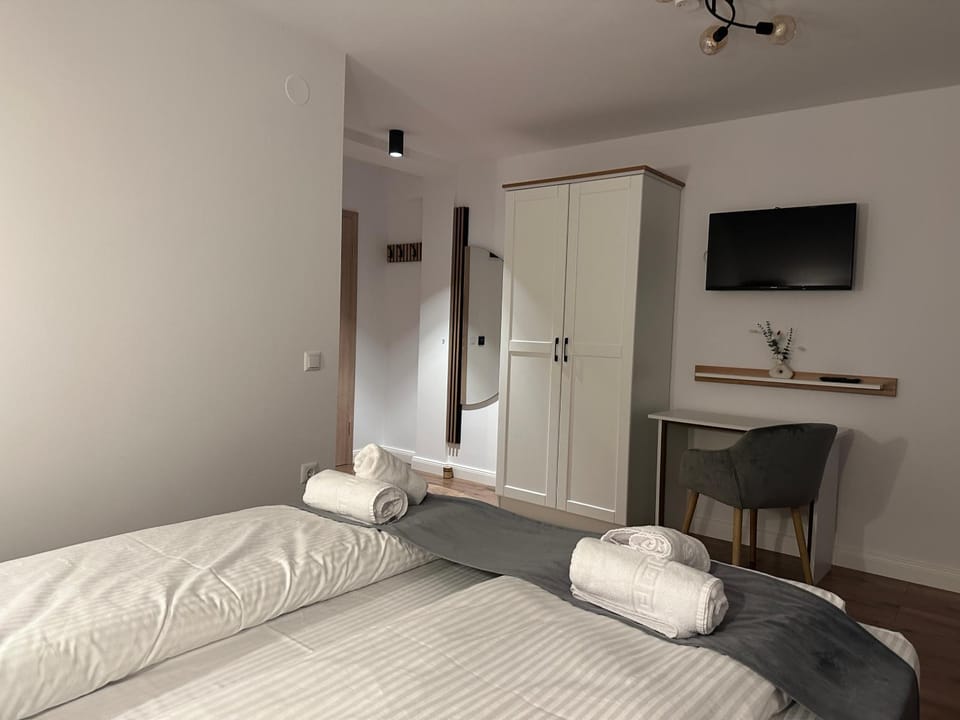 Bed, TV and multimedia, Photo of the whole room, Bedroom, towels
