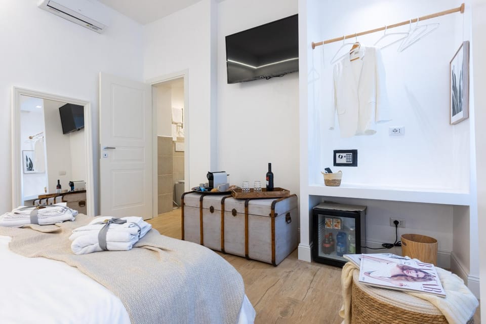Bed, TV and multimedia, Photo of the whole room, Bedroom, towels, air conditioner