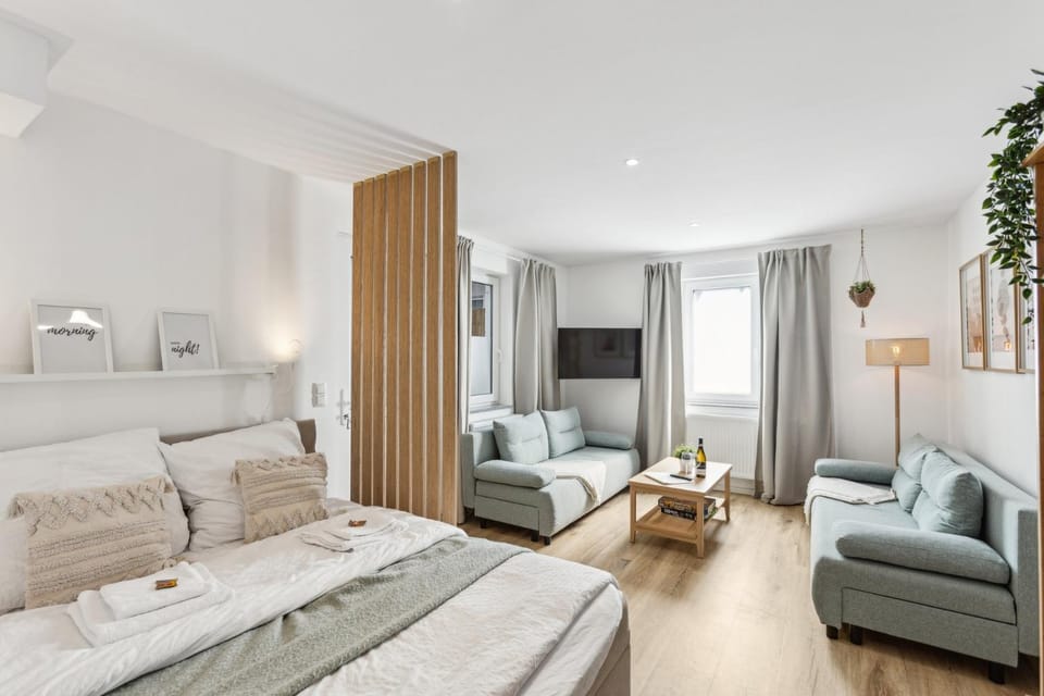 Communal lounge/ TV room, Bed, TV and multimedia, Living room, Seating area, Bedroom, cot, towels, towels