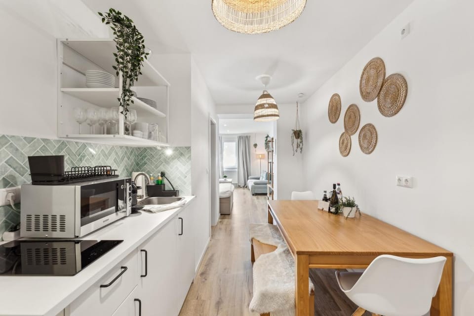 Kitchen or kitchenette, Dining area, Food, Food, microwave, toaster, toaster, kitchen, kitchen