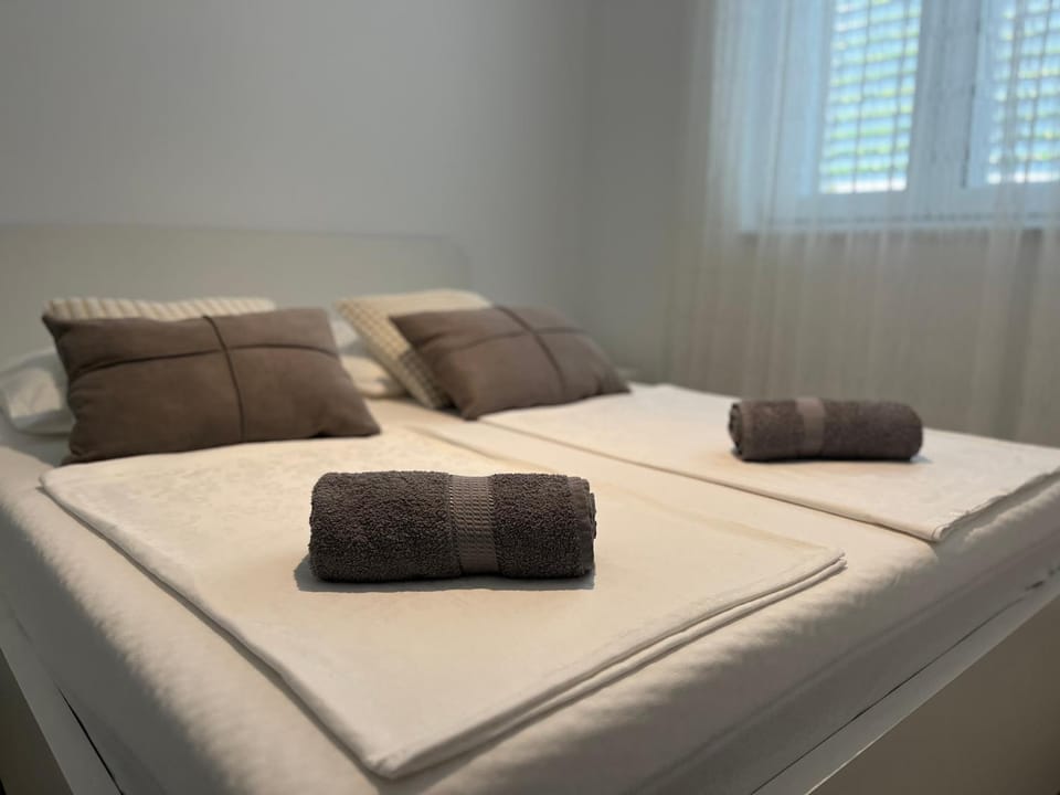 Bed, Bedroom, towels