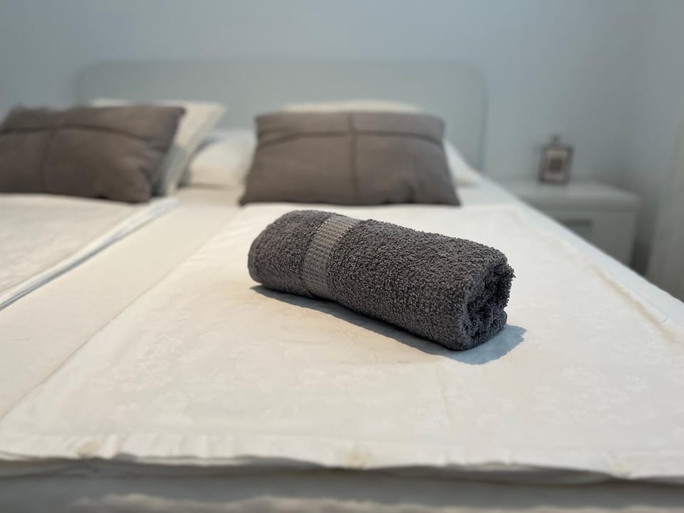 Bed, Bedroom, towels
