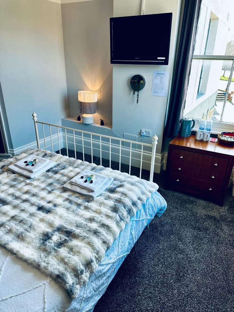 Bed, Bedroom, towels