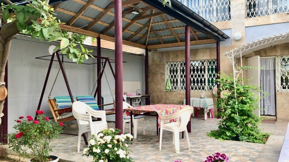 Property building, Garden, Garden, Balcony/Terrace, Dining area, Garden view