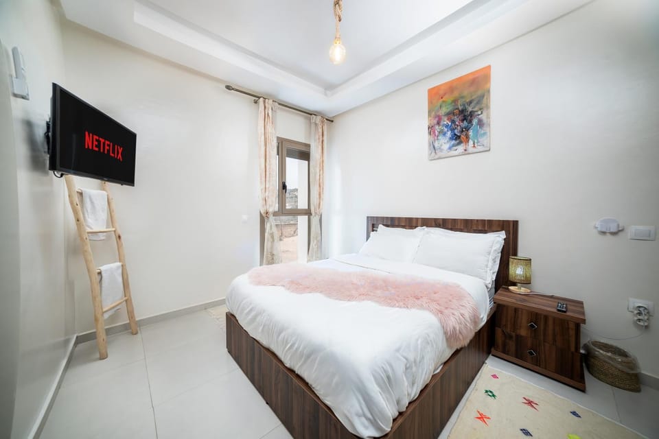 Bed, TV and multimedia, Photo of the whole room, Bedroom