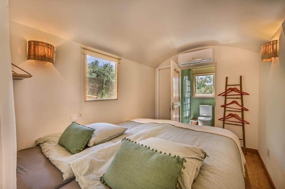 Bed, Bedroom, air conditioner