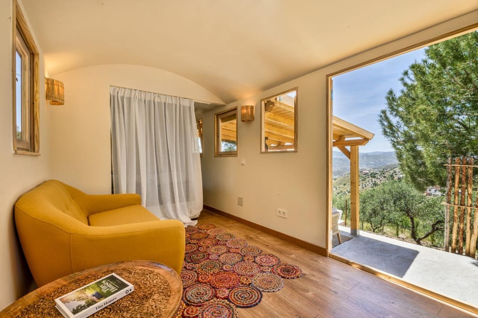 View (from property/room), Living room, Garden view
