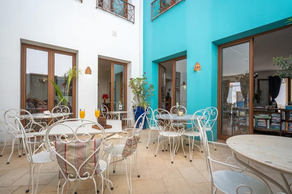 Patio, Seating area, Dining area, internet