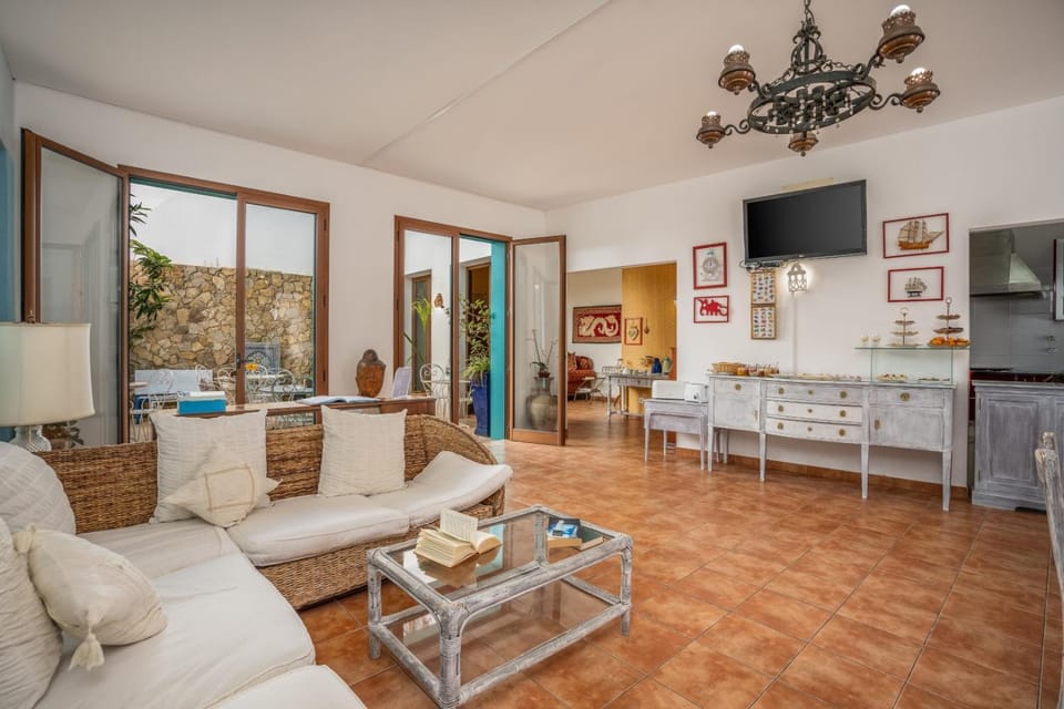 Communal lounge/ TV room, Communal lounge/ TV room, Living room, Seating area, Dining area, internet