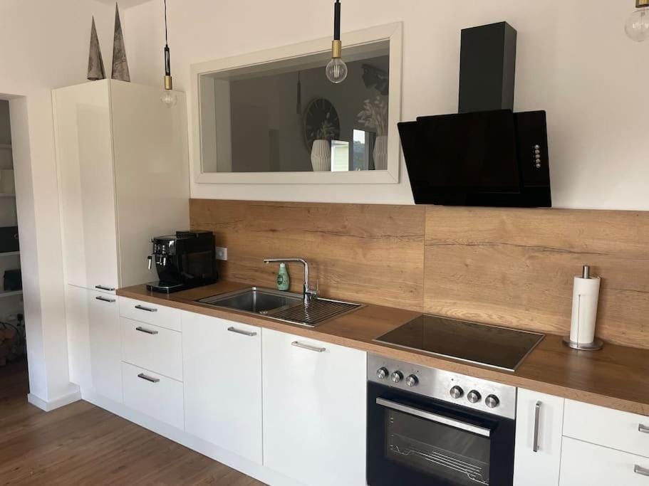 Coffee/tea facilities, oven, stove