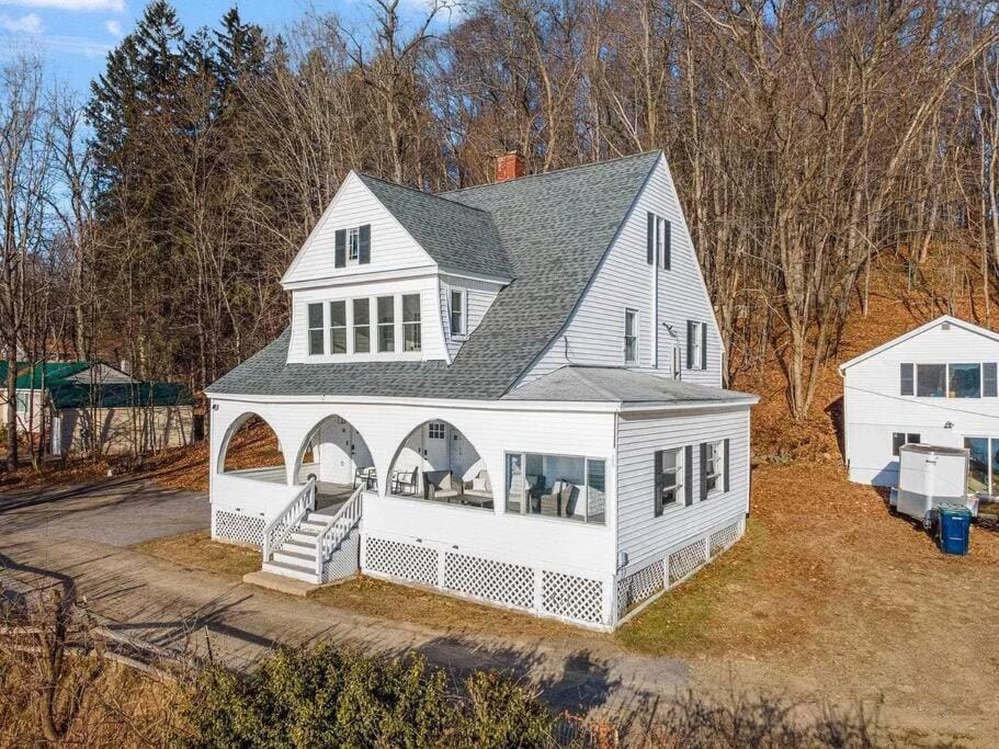 2-Unit House, big Lake Winnisquam views - Sleeps 13 Apartment in Tilton