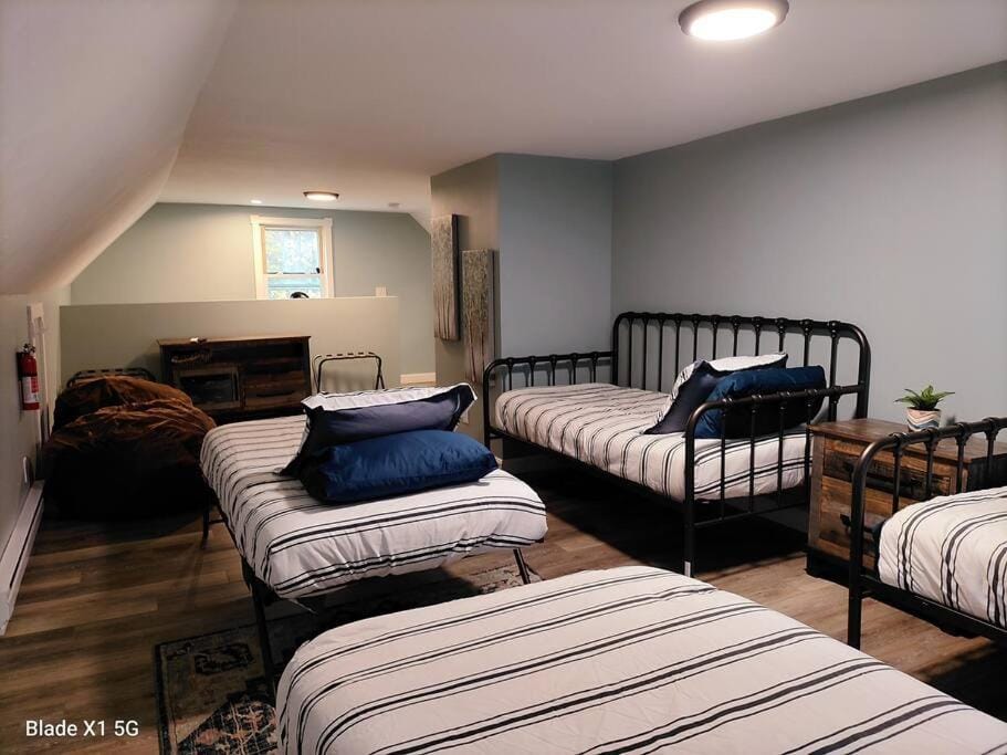 2-Unit House, big Lake Winnisquam views - Sleeps 13 Apartment in Tilton