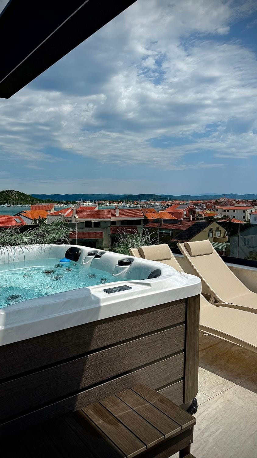 Natural landscape, Hot Tub, View (from property/room), Balcony/Terrace, Sea view, sunbed