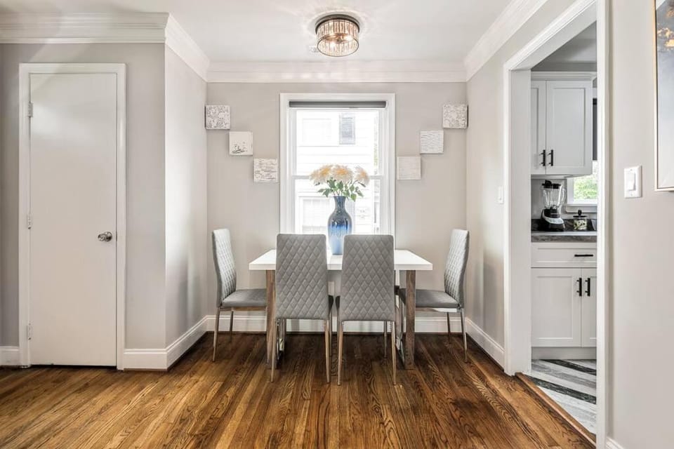 Kitchen or kitchenette, Seating area, Dining area
