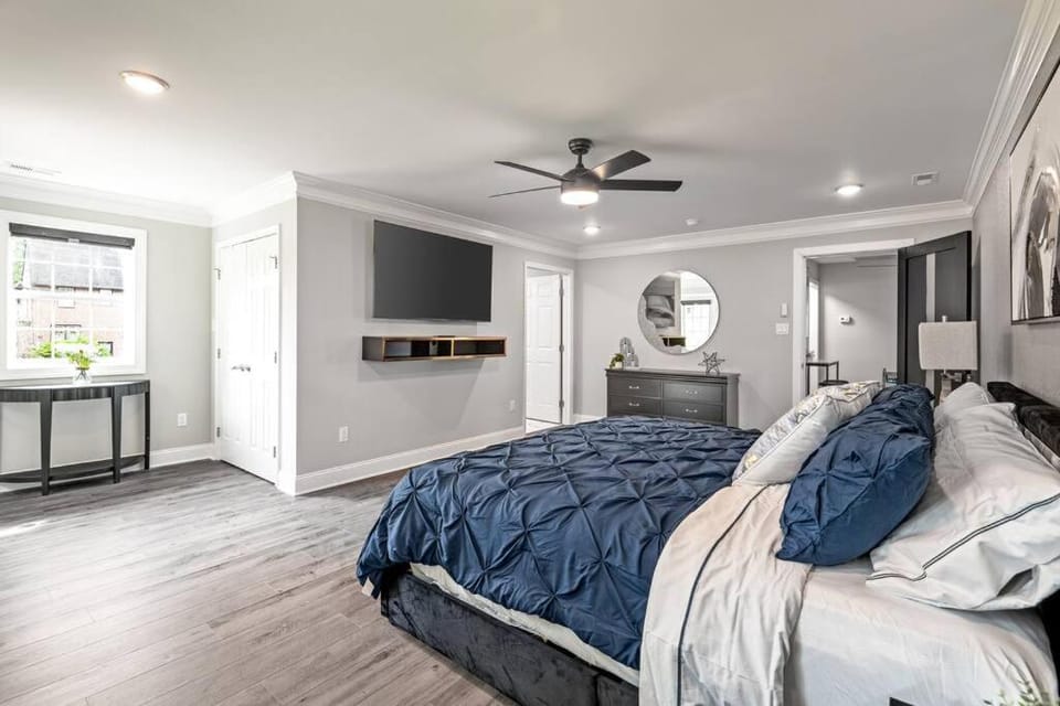 Bed, TV and multimedia, Photo of the whole room, Bedroom