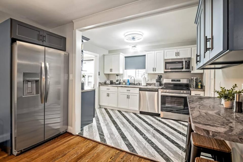 Kitchen or kitchenette, Seating area, dishwasher, oven, stove