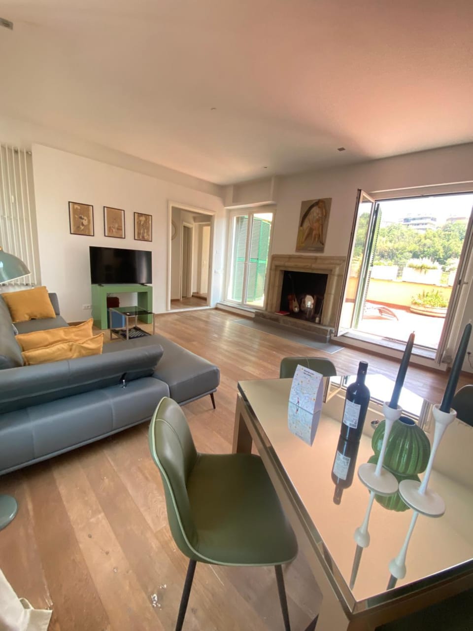 TV and multimedia, Living room, Seating area, Dining area
