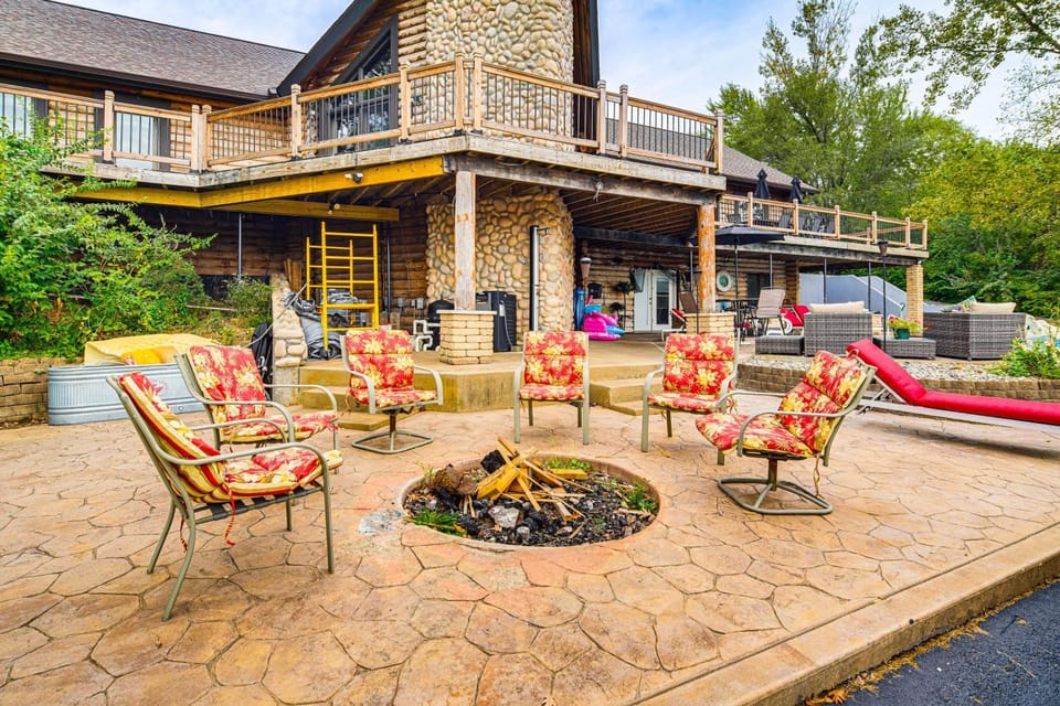Ottawa Cabin: Hot Tub, Wraparound Deck, Games Cabin in Illinois