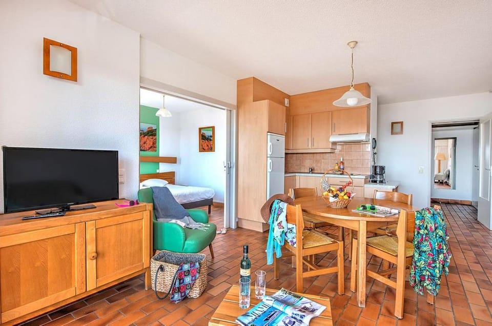 TV and multimedia, Kitchen or kitchenette, Living room, Seating area, Dining area, stove