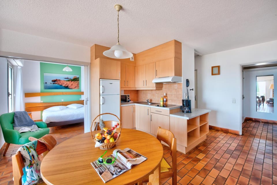 Bed, Kitchen or kitchenette, Living room, Food and drinks, Photo of the whole room, Dining area, Bedroom, microwave, stove