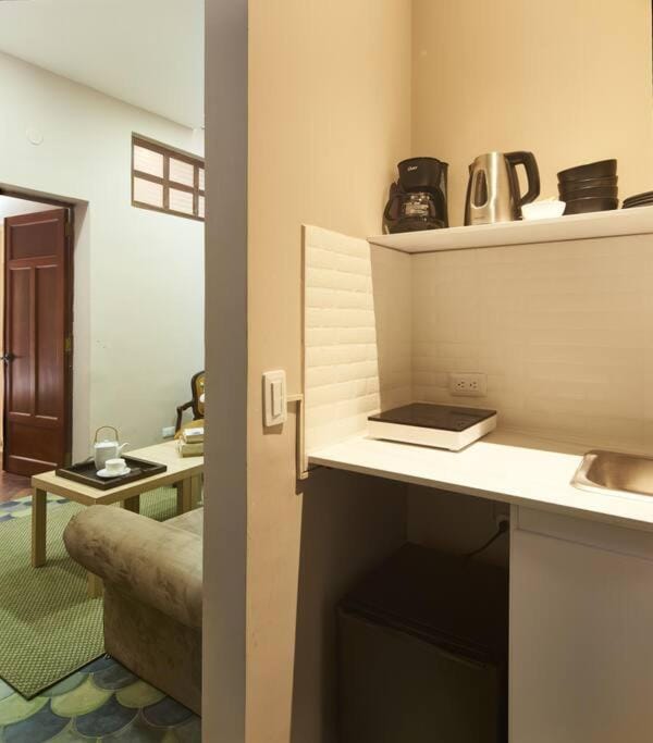 Coffee/tea facilities, Kitchen or kitchenette, Seating area, minibar