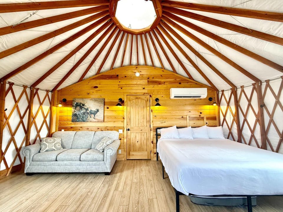 Yurt Overlook #8 with AC and Private Bath King Suite House in Orderville