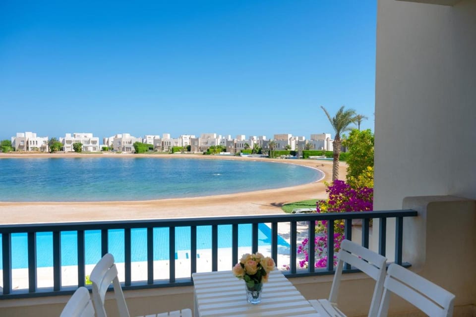 Balcony/Terrace, Lake view, Pool view